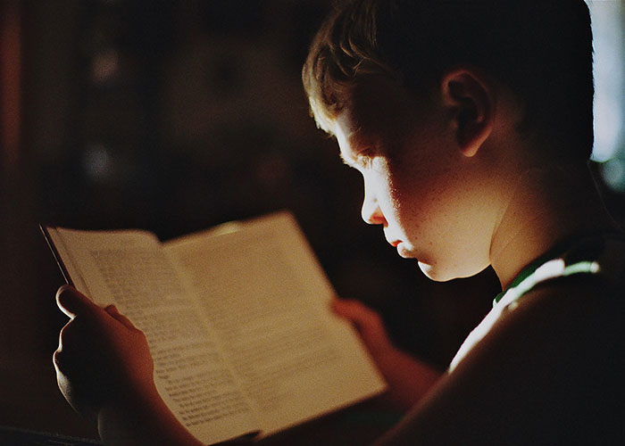 Bambino che legge un libro