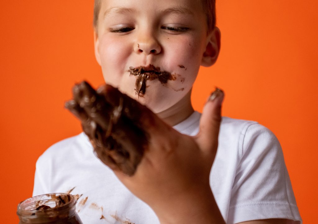 Bambino che mangia la cioccolata