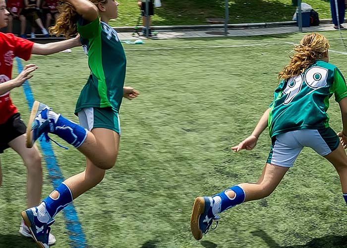 Ragazzi che fanno sport in un prato
